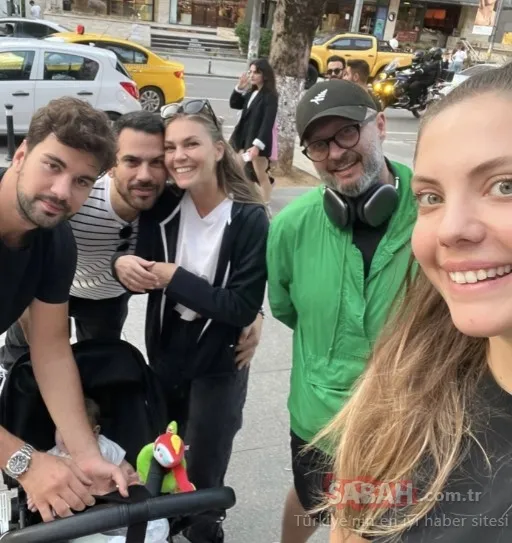 Aslı Enver’in minik kızı Elay Eda Ece’yi ofisinde ziyaret etti! Eda Ece’nin ve Elay’ın pembe uyumu çok beğenildi!