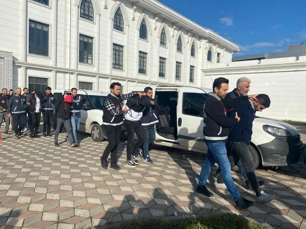 kocaeli-istanbul-ve-canakkalede-es-zamanli-kargo-dolandiriciligi-operasyonu-11-supheli-gozaltinda-1729585999566.jpg
