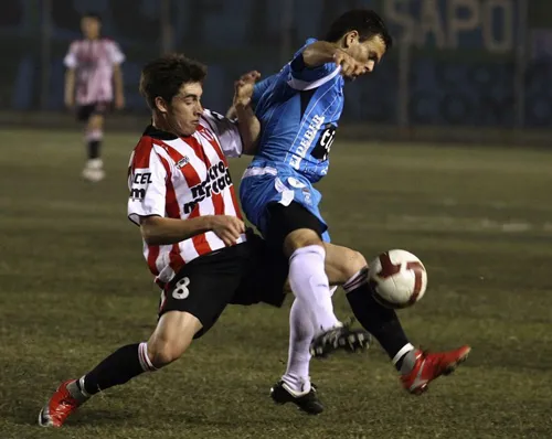 Futbolcuya bıçakla saldırı