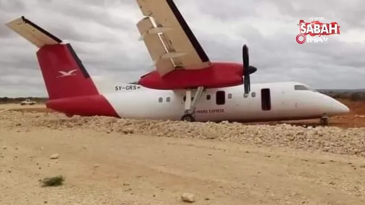 Somali’de yolcu uçağı toprak zemine iniş yaptı | Video