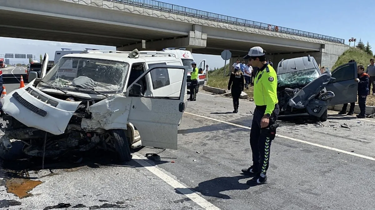 Aksaray’da minibüs ile hafif ticari araç çarpıştı: 3 kişi yaralandı!