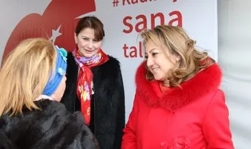 AK Parti adayı Özgül Özkan Yavuz, karanfil eşliğinde Kadıköy’e talip oldu