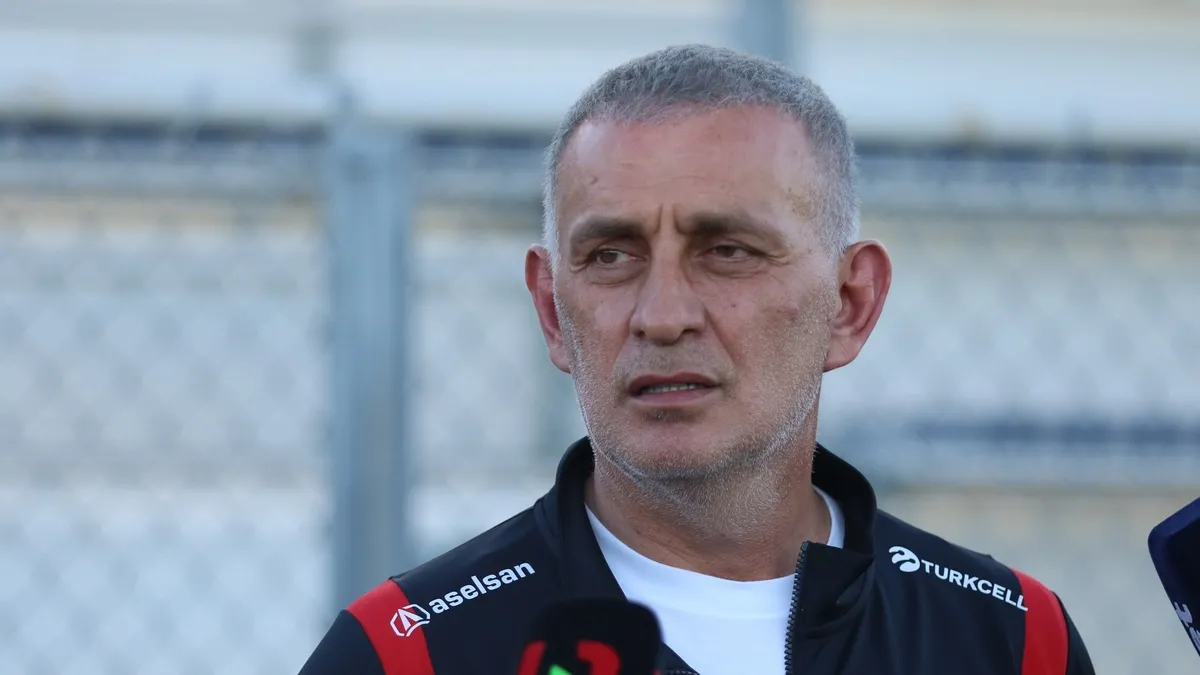 TFF Başkanı İbrahim Hacıosmanoğlu milli takım teknik direktörü Vincenzo Montella ile devam kararı hakkında açıklama yapıyor.