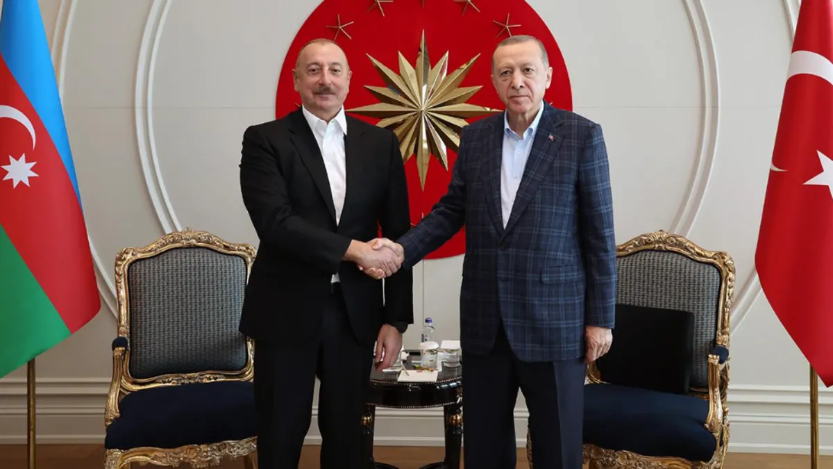 Azerbaycan Cumhurbaşkanı İlham Aliyev ve Türkiye Cumhurbaşkanı Recep Tayyip Erdoğan'ın birlikte çekilmiş bir fotoğrafı.