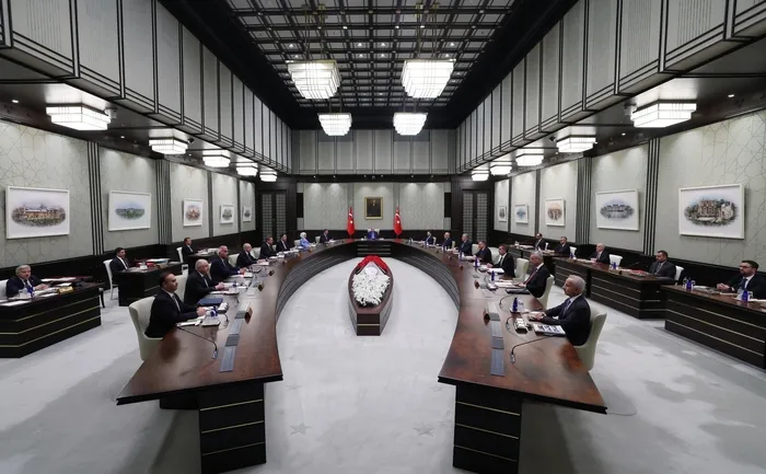 baskan-erdogan-kabineyi-topluyor-fon-magdurlarinin-gozu-bestepeden-cikacak-kararlarda-1791722680507.jpg