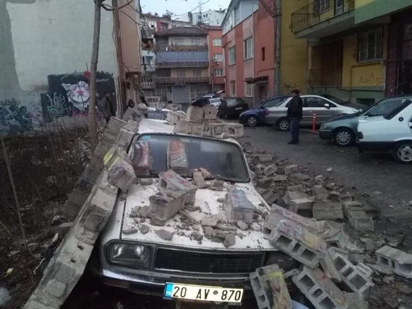 İstinat duvarı park halindeki otomobillerin üzerine yıkıldı