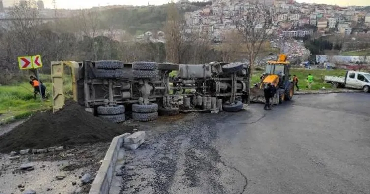 Eyüpsultan’da kum yüklü kamyon devrildi