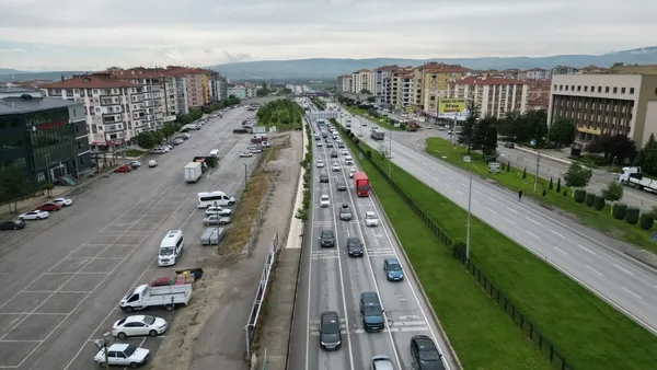 kurban-bayrami-oncesi-corumda-trafik-yogunlasti-1779557432066.jpg