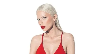 Kırmızılı kadın