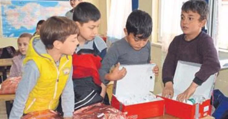 Kardeş okula hediye götürdüler