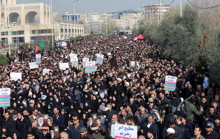 Tabutunu çevrelediler! İşte Süleymani'nin cenazesinden kareler