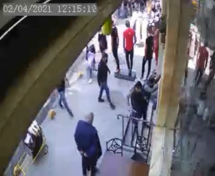 İstanbul’da sokak ortasında vahşet! Husumetlisi ile karşılaşınca 5 arkadaşıyla darbetti! İşte o anlar