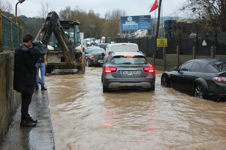 Maltepe Büyükbakkalköy yolunu su bastı