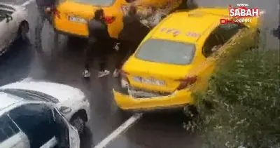 Beşiktaş’ta otomobil taksiye çarptı... Kazanın ardından sürücüler arasında kavga çıktı! | Video