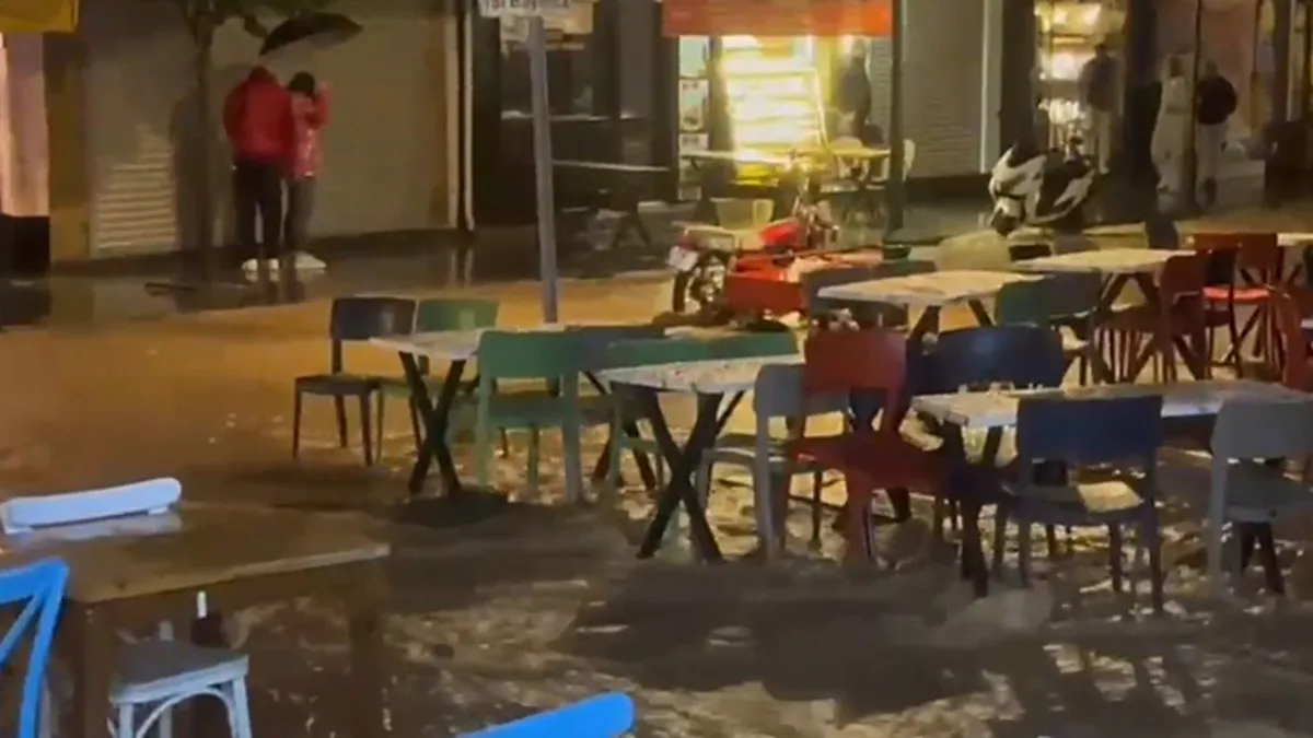 İzmir Çeşme’de sağanak sele dönüştü: Ev ve iş yerlerini su bastı! İzmir Çeşme’de sağanak sele dönüştü: Ev ve iş yerlerini su bastı!