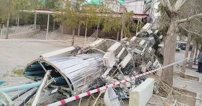Erzincan’da kuvvetli rüzgar; minare yıkıldı, okulun çatısı uçtu