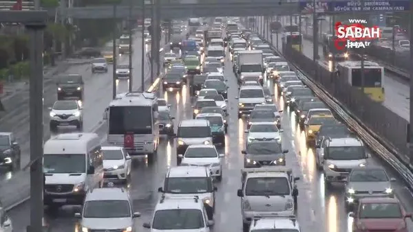 İstanbul'da sağanak yağmur trafiği kilitledi | Video