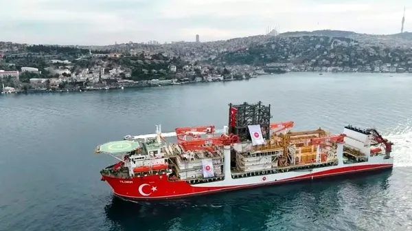 yildirim-derin-deniz-sondaj-gemisi-istanbul-bogazindan-gecti-1769438925378.jpg
