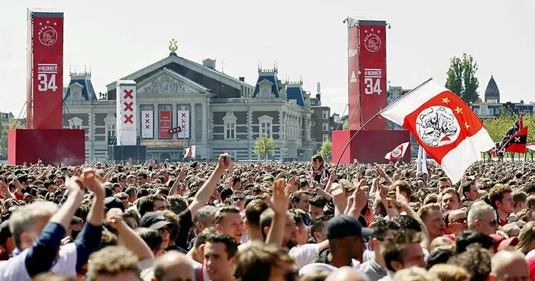 Ajax şampiyonluğunu 100 bin kişiyle kutladı