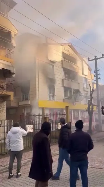 izmitte-4-katli-apartmanda-yangin-5-kisi-dumandan-etkilendi-1768932985079.jpg