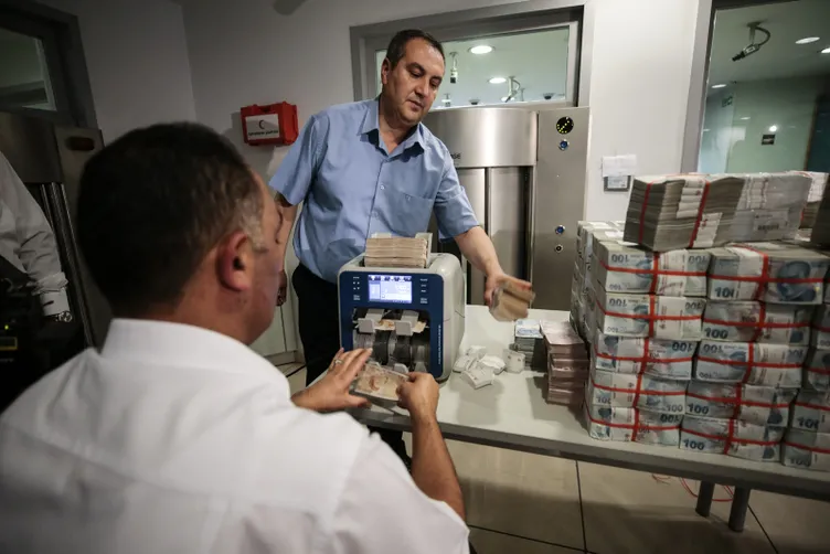 Yılbaşı çekilişinin iki talihlisi ikramiyelerini aldı Büyük ikramiye talihlisi için hazır - Galeri - Türkiye