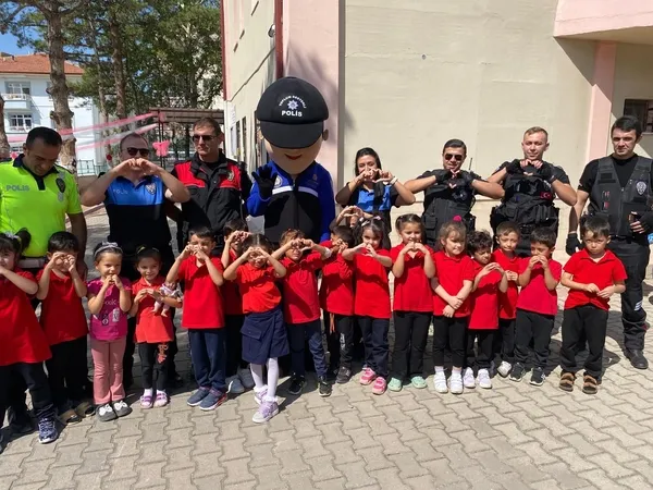 polis-maskotu-anaokulunda-miniklerin-nesesine-nese-katti-1758118162342.jpg