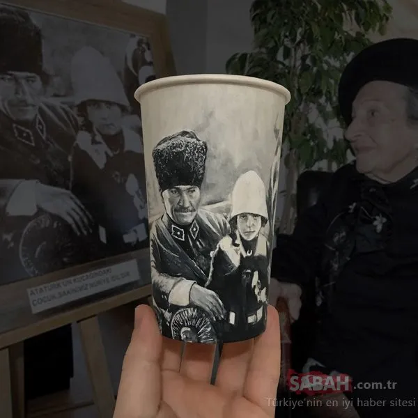 Eli boyalı bardaklı gezgin