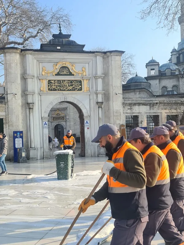 eyupsultan-ramazan-oncesi-gul-suyu-ile-temizlendi-1709800729107.jpg