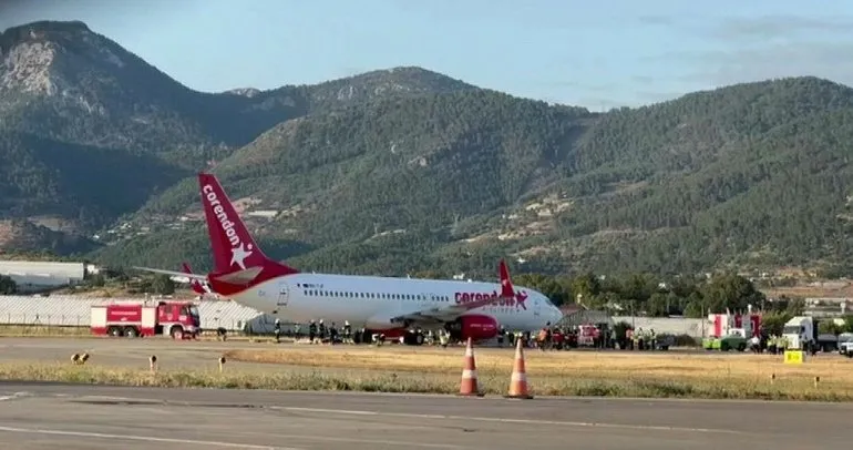 Antalya’da ön lastiği patlayan uçak park yerine çekildi