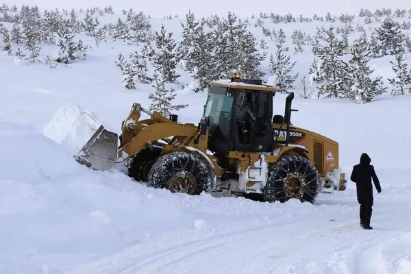 Erzincan’da kar ve tipiden 126 köy yolu ulaşıma kapalı
