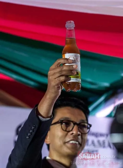 Madagaskar Cumhurbaşkanı Rajoelina corona virüsün ilacını bulduk diyerek canlı yayında içti