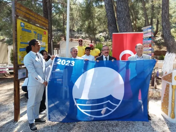 fethiyede-okulun-islettigi-plaja-mavi-bayrak-cekildi-1686822086880.jpg