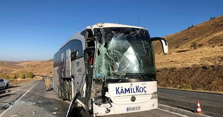 Sivas’ta yolcu otobüsü tırla çarpıştı: 6 yaralı