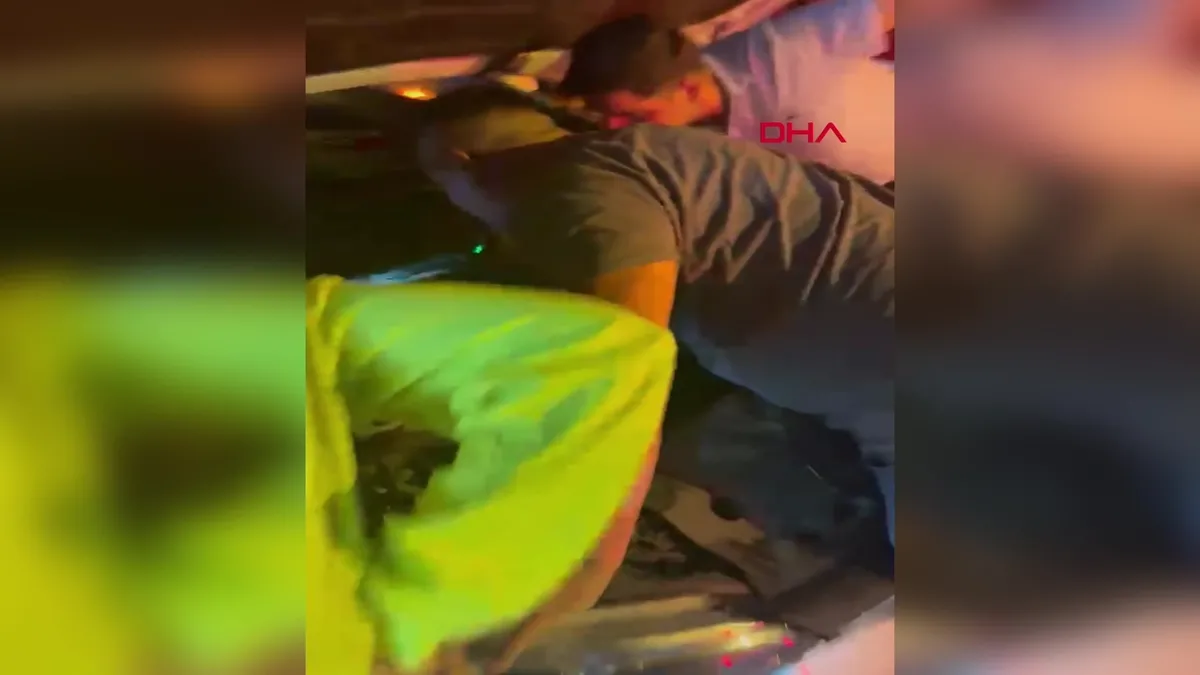Yavru kedi polis arabasına sıkıştı! Uzun müdahaleler sonucu çekiciyle kurtarıldı | Video videosunu izle Yavru kedi polis arabasına sıkıştı! Uzun müdahaleler sonucu çekiciyle kurtarıldı | Video videosunu izle