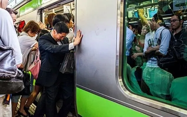 Japonya’da metroya binme çilesi