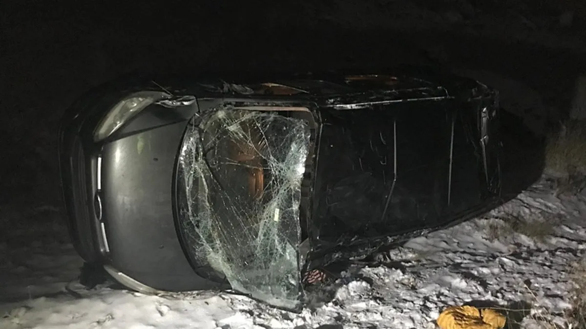 Hafif ticari araç şarampole uçtu: 3 yaralı! Hafif ticari araç şarampole uçtu: 3 yaralı!