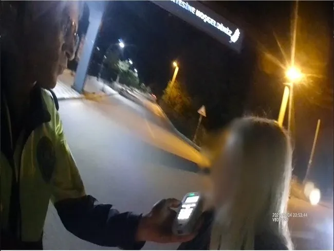 Kadın sürücü trafiği birbirine kattı! O detay şaşkınlık yarattı: Meğer ehliyetine 2043’e kadar el konulmuş!