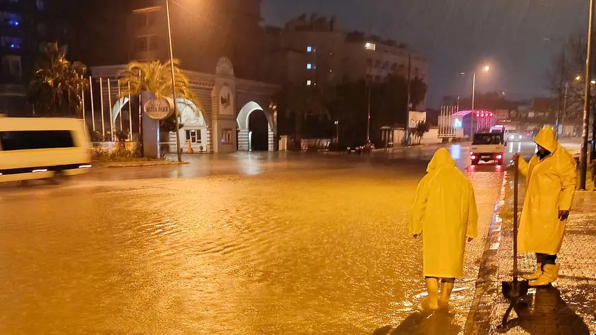 SON DAKİKA | Antalya ‘Sarı’ kodla uyarılmıştı: Sular altında kaldı! SON DAKİKA | Antalya ‘Sarı’ kodla uyarılmıştı: Sular altında kaldı!
