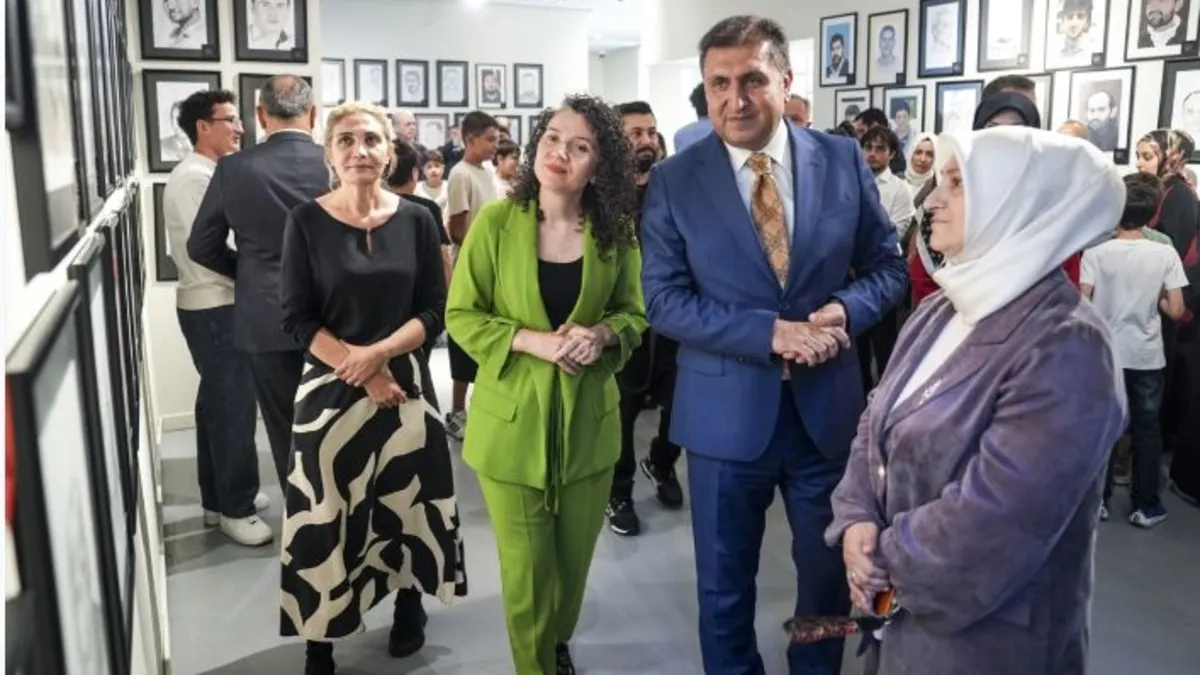 Lise öğrencileri tarafından 15 Temmuz şehitleri anısına hazırlanan '253 Portre' sergisinden bir görünüm.