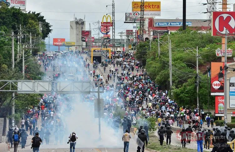 Honduras karıştı! ABD Büyükelçiliğinin kapısını ateşe verdiler