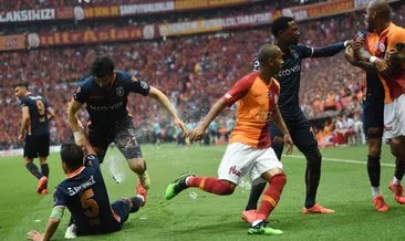 Son dakika haberi: Galatasaray - Medipol Başakşehir maçında saha karıştı