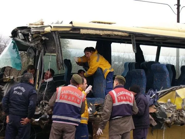 İznik'te öğrenci servisi tır ile çarpıştı