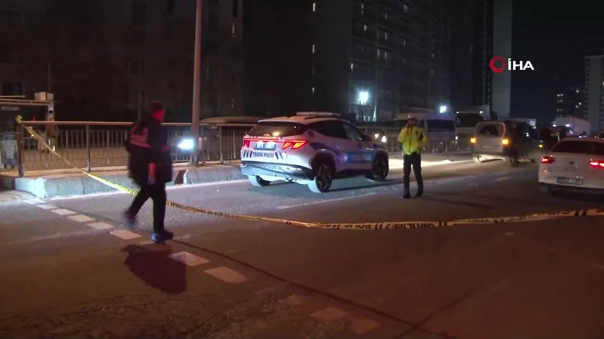 Esenyurt’ta motosiklet yolun karşısına geçmeye çalışan yayaya çarptı: 1 ölü, 2 yaralı | Video videosunu izle Esenyurt’ta motosiklet yolun karşısına geçmeye çalışan yayaya çarptı: 1 ölü, 2 yaralı | Video videosunu izle