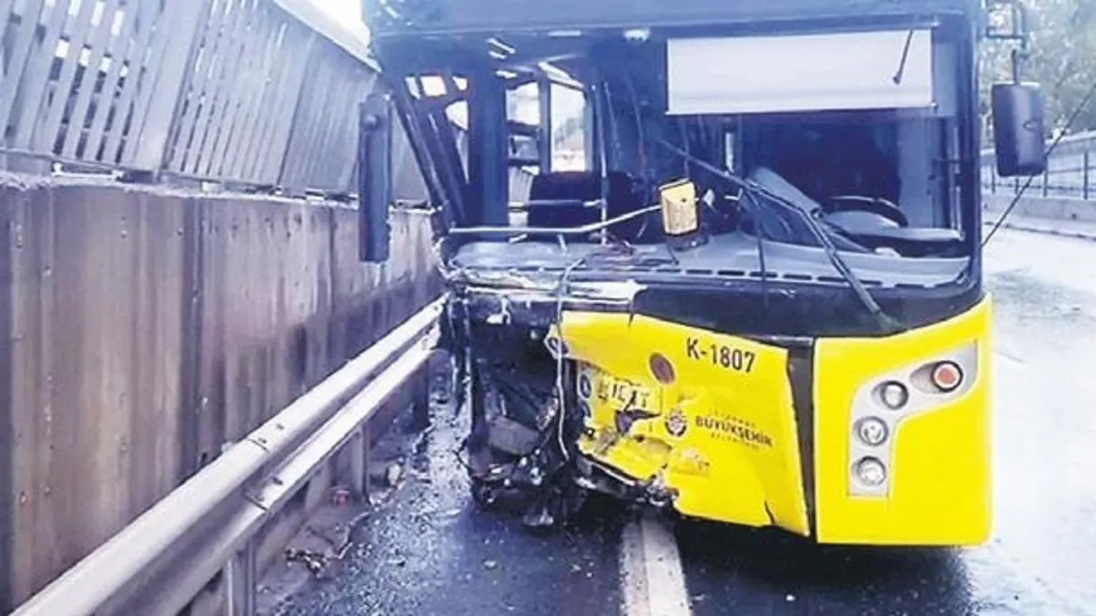 Alkollü İETT şoförü kaza yaptı: 2 yaralı Alkollü İETT şoförü kaza yaptı: 2 yaralı