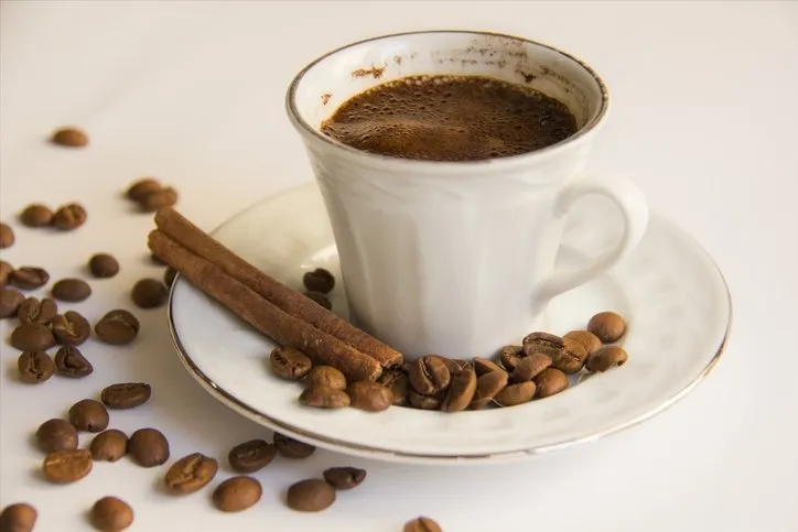 Sabahları içtiğiniz Türk kahvesine 1 kaşık ekleyin! 1 haftada 3 kilo yağdan verdiriyor
