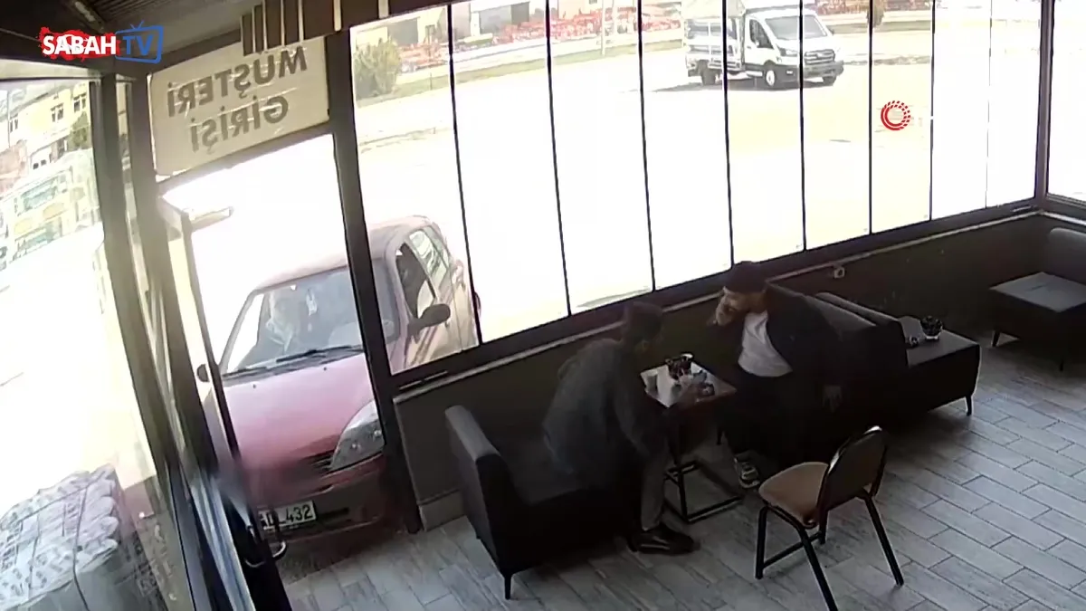 Bir garip kaza kamerada: Etrafında aracıya etrafında dönen sürücü iş yerine çarptı | Video videosunu izle Bir garip kaza kamerada: Etrafında aracıya etrafında dönen sürücü iş yerine çarptı | Video videosunu izle