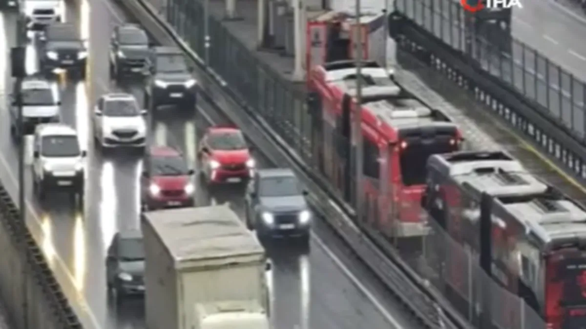 SON DAKİKA | Avcılar’da iki metrobüs çarpıştı: 4 yaralı! SON DAKİKA | Avcılar’da iki metrobüs çarpıştı: 4 yaralı!