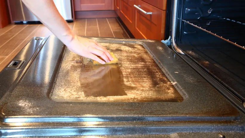 Fırındaki geçmeyen lekeyi tek harekette yok ediyor! Sadece üç malzeme...