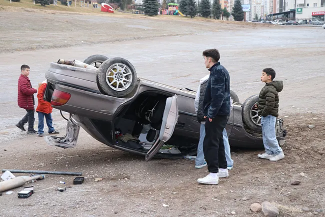 kayseride-yoldan-cikan-arac-araziye-uctu-3-kisi-yaralandi-1735478943029.jpeg