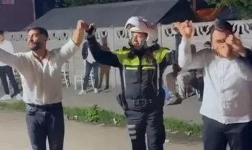 Trafik polisi düğün nedeniyle trafiğe kapanan yolu açıp halaya katıldı #duzce